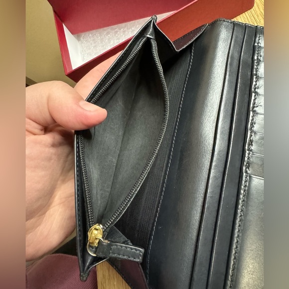 ✨SALVATORE FERRAGAMO LEATHER BIFOLD W/ BOX✨ - Picture 3 of 12